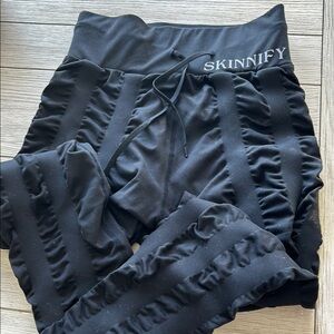 Black SKINNIFY Leggings